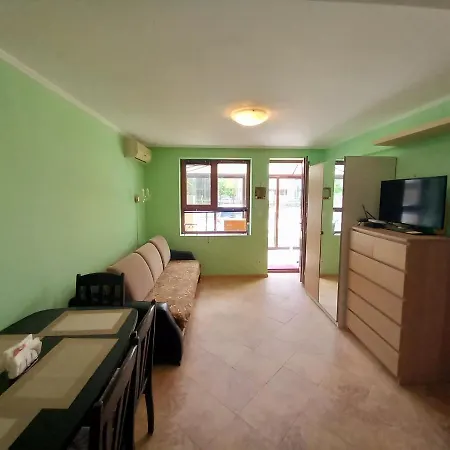 Апартамент Lovely Nest With Glass Veranda Златни пясъци