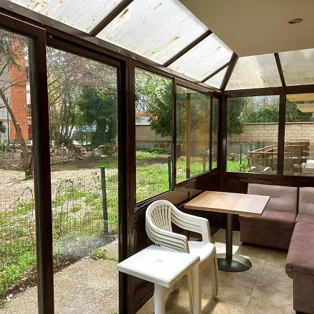 דירה Lovely Nest With Glass Veranda